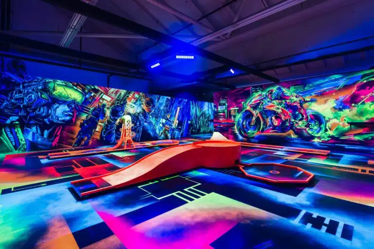3D Schwarzlicht Minigolf 3D Schwarzlicht Minigolf im FRAME Freizeit & Bar Altstätten